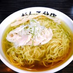 塩の青唐辛痛麺  中盛１０００円  いつもの動物×乾物魚介系ではなく、魚骨スープで。いつもならバラチャーシューだけど、鶏チャーシューもしっとりと旨い。