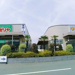 元祖一条流 がんこ総本家 - ６００台以上置ける大駐車場からはサイゼリヤとワンラブの間を入って行く。