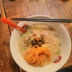 ラーメン一興 - 替玉後に卓上の高菜と味付けもやし乗せ