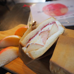 桃の農家カフェ ラペスカ - 桃のサンドイッチ
