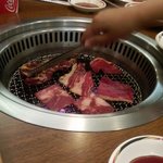 すたみな太郎 - "すたみな太郎"広陵店でバイキングの肉を焼く