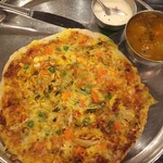 アーンドラ・ダイニング - ベジウタパム、サンバル男らしい味！ココナッツチャトニとともにおかわりが嬉しい。ウタパムはグリーンぴーす、キャベツ、ニンジンがミッシリと。1450えん