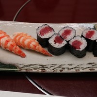 すし乾山 大阪北新地店 - わけてと頼んだのにまた同じ皿に盛り付けてきた。