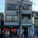 重厚軍団 - 右側がラーメン軍団。ちなみに左隣もラーメン屋。