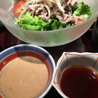 神戸牛炭火焼肉 いく田 代々木 - ゴマダレとポン酢ダレ