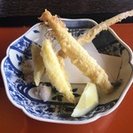 仁木家 - 季節野菜の天ぷら。ミョウガ・ヤングコーン・ズッキーニ・ごぼう