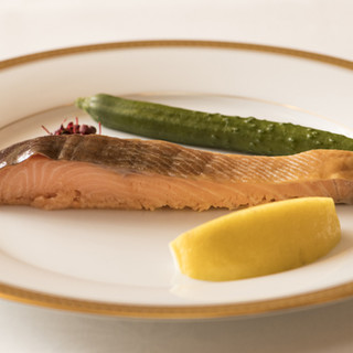 Our specialty since our founding: homemade high-temperature smoked salmon