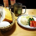 コメダ珈琲店 - モーニングサービスとミニサラダ。そんでアイスコーヒー。