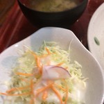 道楽庵 - 味噌汁とサラダ