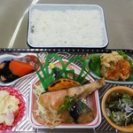 福山まるたま - まるたま弁当410円 鮭のみぞれ焼きと鶏のチリソースかけ(2018.07.18)