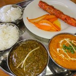 インド・ネパールレストラン 自然 - カレー左がほうれん草チキン、右が海老カレー。ライスは通常１つのみ。