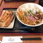 らーめん仙代 - 燻製煮干しのまぜそば 中 
      炙りチャーシュー