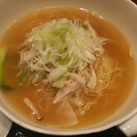 Chuugoku Ryouri Ritoru Shanhai - 鶏肉とネギのあっさりラーメン。