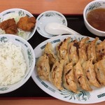 Hidakaya - W餃子定食、ライス小盛りだと60円引き