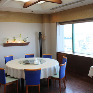 ご接待やハレの日にも相応しい、海の見える個室を完備