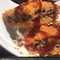 赤坂 金舌 - メンチカツソース投入