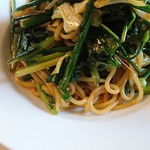 野菜屋カフェヴェルデ - 行者菜のガーリック醤油パスタ。これが歯に挟まる。美味しいんだけど…（  ＴДＴ）