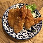 本格タイ料理バル プアン - お通し 鶏皮の唐揚げ