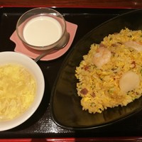 海皇 大阪堂島店 - ボリュームがすごい！スープと杏仁豆腐付き海鮮チャーハン税込み1,000円
