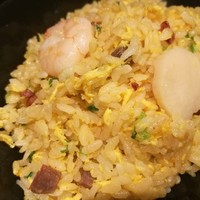 海皇 大阪堂島店 - パラパラ香ばしい卵に甘めのチャーシューと葱、海鮮チャーハンだけどプリプリの海老と甘い帆立など海鮮の量は少なめ