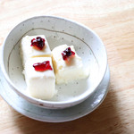 しっとりチーズケーキのブルーベリーソースかけ