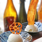 バニラアイスと野菜チップ添え