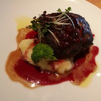 Bistro Sifflet - 美しい盛り付けだけどボリュームもしっかり、牛100％ハンバーグ赤ワインソース