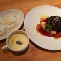 Bistro Sifflet - スープとライス付き、平日限定の牛100％ハンバーグランチ税込み880円