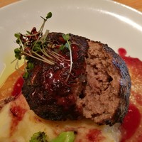 Bistro Sifflet - 肉汁がキラキラ溢れる断面、ふっくら柔らかで牛肉の旨味がじわじわ、スパイスの香りもアクセント