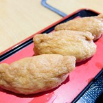 かな福 - いなりの揚げさんは出汁たーっぷり・・ （食べるとジュッとします）