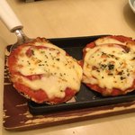 三枚目 助五郎 - 「いか煎餅のサクサクピザ」
      土台は南部せんべいです。