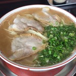 ラーメン げんこつ家 - 大盛りをいただきました
      うまい！