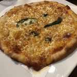 ビアホフ ガンバリウス - トマトとバジルのマルゲリータハーフサイズ