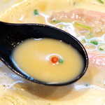 麺家 獅子丸 - 鶏白湯＆伊勢海老のWスープ。ピンクペッパーの独特な香りが、スープにぴたりと合う