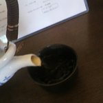 とんかつ浜名 - 主人が一人でお店を切り盛りしているのでお茶は半セルフサービス。