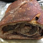 バックシュトゥーベ ツオップ - ロールブロート（無花果・チョコ）