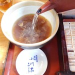 小川家 - 蕎麦湯を注ぎます