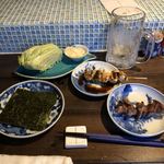 焼鳥 絶好鳥 - 御通しと焼鳥。1杯目のビールは、飲み干しました。焼鳥は砂肝とモモ肉。