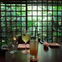 THE SODOH HIGASHIYAMA KYOTO - 奥が、煎茶　レモングラス　手前が、白桃のスカッシュ　　店内、格子戸の奥に小さな庭園が