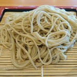 お食事処たまちゃん - 冷たく〆られた蕎麦は歯応えが好き。かえしはイマイチだが本山葵だし値段を考えれば言うことはない。