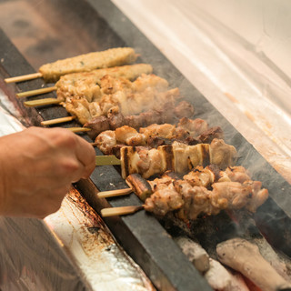 【炭火焼き鳥】鶏専門店こだわり、丹念に焼き上げる自慢の料理