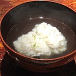 菊鮨 - ◆鱧のお椀・・鱧は湯引きする直前に骨切りされていました。 昆布の鰹を丁寧に引いたお出汁もいい味わい。