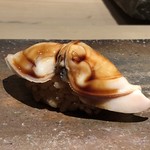 菊鮨 - ◆煮ハマグリ（五島）・・九十九里の品を頂くことが多いので、五島の品は初めてです。 蛤自体もいい味わいですけれど、ツメの味わいも好み。