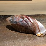 菊鮨 - 鯵（五島）・・少し冷やすことで旨みが増しています。