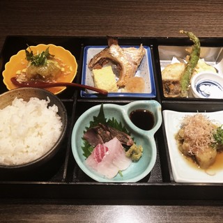 午餐时间，每周更换『松花堂御膳』1600日元 (含税)