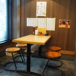 釜喜利うどん - 店内（4人掛けテーブル席）