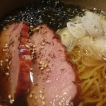 居酒屋 彩さい - 自家製「鶏油チーユ」使用　醤油ラーメン