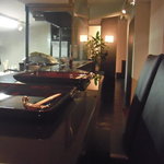 日本料理 晴山 - カウンターから調理場