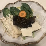 Shaoweya Nshabu Shabu - 薬膳火鍋ランチ（ヘルシー山珍湯、牛肉） ¥980 の野菜