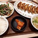 餃子の王将 - レバニラ定食
            レバニラも餃子もごはんもスープも美味しかったけど…
            キムチが添加物で舌ピリピリなかんじでちょっと残念なんでした。